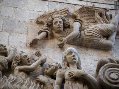 ...e il ricco gruppo scultoreo delle anime in fiamme in procinto di essere salvate dagli angeli ornano la trabeazione del portale